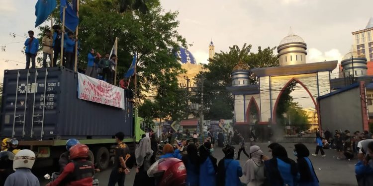 DPRD Kota Makassar Belum Tolak UU Cipta Kerja, Aliansi Mahasiswa UNISMUH Kembali Turun Ke Jalan
