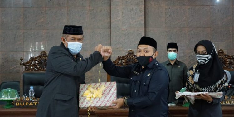 Bupati Bulukumba Menyerahkan RAPENDA Tentang APBD Kepada DPRD