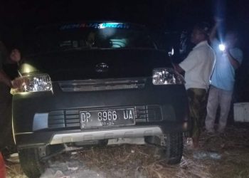 Laka Tunggal, Mobil Pick Up Pengangkut Es Balok Terbalik di Malangke Barat