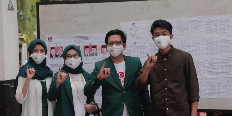 Salurkan Hak Pilih, Tomy Satria Yulianto Kenakan Jas Hijau