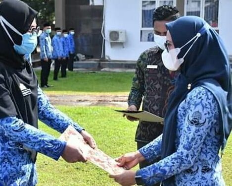 Indah Putri Indriani Serahkan SK CPNS 2019 dan Penyerahan Bus Sekolah