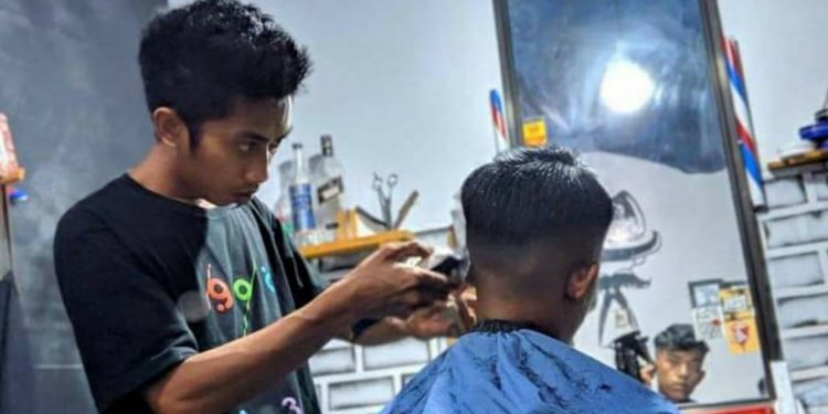 Barber Mini Om Bewok, Barbershop Gaul Langganan Anak Muda Malangke Barat
