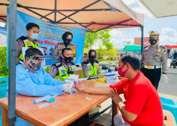 Cegah Rasa Kantuk Dijalan, Satlantas POLRES Maros Bagikan Vitamin dan Test Rapid Gratis